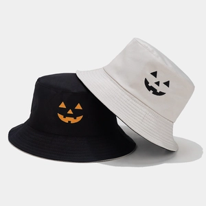 Dettaglio macro del ricamo della zucca Jack-o'-lantern su cappelli alla pescatora in tela