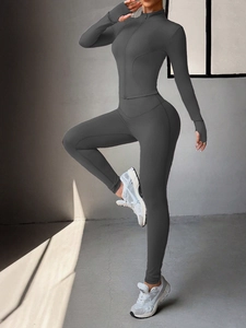 Ensemble de sport Y2K gris foncé pour femme avec haut zippé et legging moulant