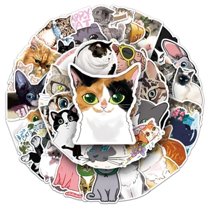 Primo piano di adesivi impermeabili per gatti con simpatici motivi a cartoni animati