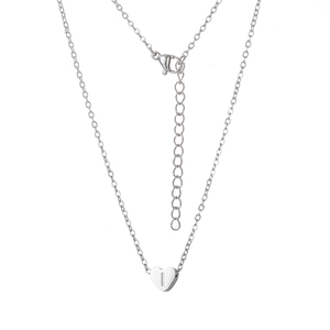 Détail macro du pendentif coeur argenté avec lettre I gravée et chaîne réglable