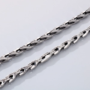 Collier chaîne serpent en acier inoxydable rétro avec finition argentée et texture vintage