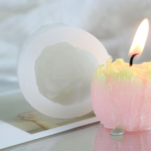 Detailansicht der Silikonform für Tulpen und fertige Kerze mit Farbverlauf-Effekt