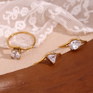 Makroaufnahme goldener Ringe mit runden, birnenförmigen und dreieckigen Zirkonia