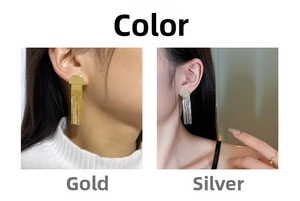 Détail de boucles d'oreilles à pompons or et argent avec design demi-cercle élégant