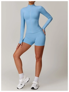 Details des hellblauen Yoga-Sets mit Daumenloch-Bündchen und Slim-Fit-Reißverschlussjacke