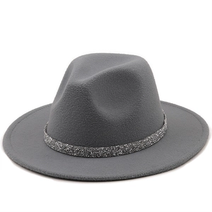 Détail d'un chapeau en feutre gris avec une bande décorative à paillettes argentées