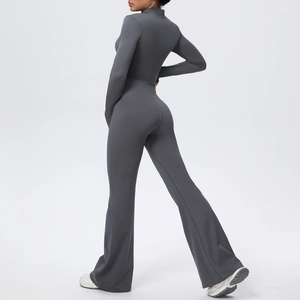 Détails de la combinaison de yoga évasée montrant le dos et le tissu élastique gainant