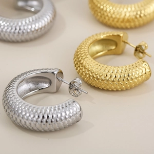Boucles d'oreilles créoles C en acier inoxydable doré 18K et argenté à texture écaille