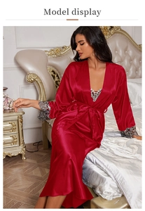 Détail d'un peignoir en satin rouge avec dentelle grise aux poignets et col élégant