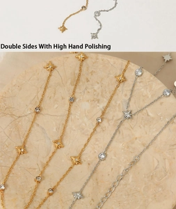 Détail de colliers étoile à huit branches dorés et argentés avec polissage sur marbre