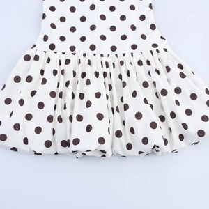 Robe à pois blancs et marrons avec élégante jupe plissée et ourlet style ballon