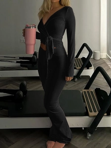 Ensemble noir haut à manches longues col en V et pantalon évasé de yoga sur Pilates