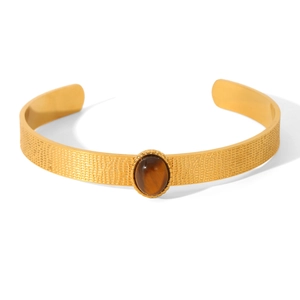 Détail du bracelet en acier inoxydable doré 18k avec pierre d'oeil de tigre brune