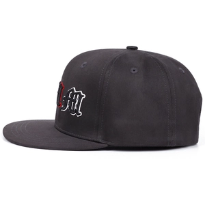 Casquette snapback noire avec broderie gothique et visière plate style urbain