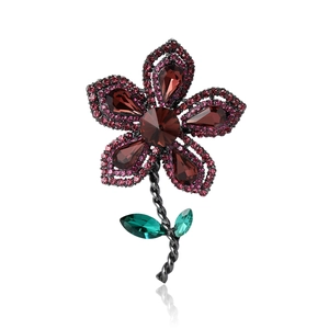 Broche fleur vintage de luxe avec strass rouge vin et tige noire sur fond blanc pur