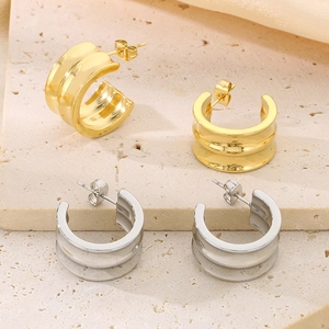Vue détaillée des boucles d'oreilles plates en forme de C en plaqué or 18K et argent