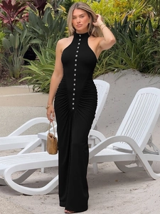 Elegante vestido largo negro con cuello halter, pliegues y botones decorativos de verano