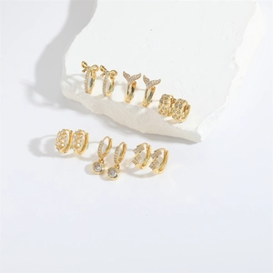 Goldenes Ohrring-Set aus 6 Paaren mit Schleifen- und Fischschwanz-Design auf weißem Stein
