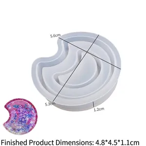 Détail macro du moule en silicone demi-lune pour porte-clés en résine DIY avec dimensions finales