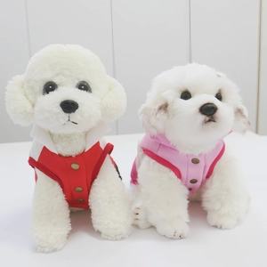 Vista dettagliata dei piumini per cani bicolore rosso e rosa con bottoni a pressione
