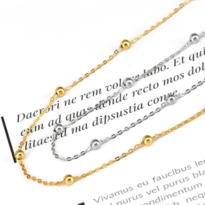 Dettaglio di collane minimaliste in argento S925 dorate e argento con perle lisce