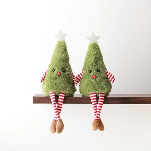 Coppia di bambole natalizie di peluche verde con lunghe gambe a righe su uno scaffale