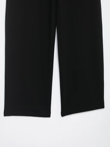 Nahaufnahme des gerade genähten Saums einer schwarzen, hohen Freizeithose