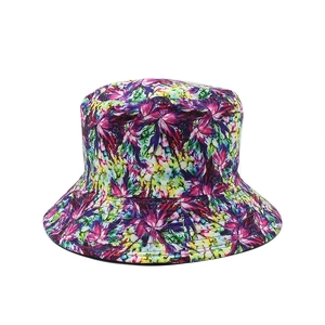 Dettaglio di un cappello a secchiello con stampa floreale astratta viola e gialla