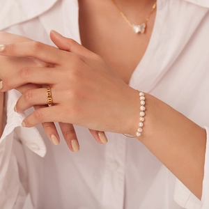 Bracelet élégant en acier inoxydable doré 18 carats avec perles d'eau douce naturelles