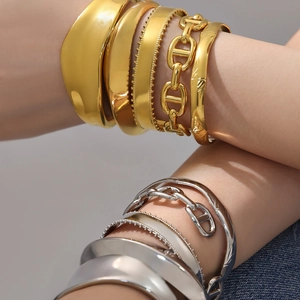 Conjunto de brazaletes minimalistas en acero inoxidable pulido oro de 18k y plata