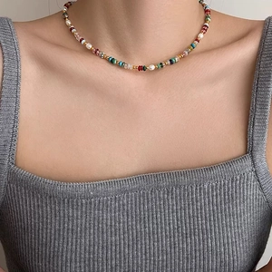 Gros plan du collier perle avec nœud et perles colorées sur le cou du mannequin