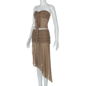 Détail d'un ensemble deux pièces en dentelle marron avec bustier et jupe asymétrique