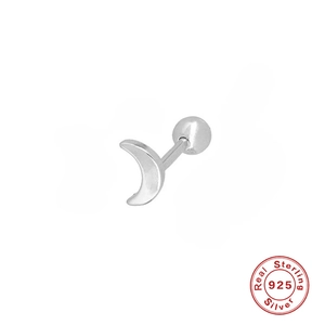Clou d'oreille lune en argent sterling 925 poli pour cartilage avec fermoir à vis sur blanc