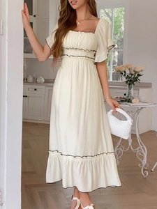Détail de l'encolure carrée et du volant noir sur une robe midi minimaliste blanc crème