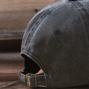 Vista posteriore del cappello da baseball in cotone grigio scuro con fibbia in metallo