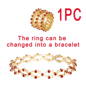 Goldener Teleskopring verwandelt sich in ein Armband mit roten Schmucksteindetails