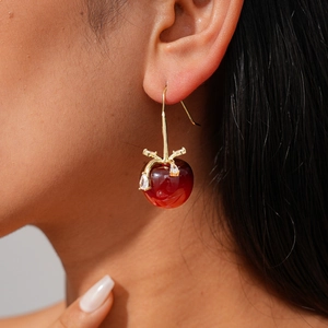 Élégantes boucles d'oreilles cerise avec charmes en résine rouge et crochets dorés