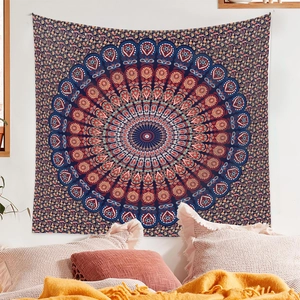 Détail d'une tapisserie mandala bohème bleu marine suspendue au-dessus d'un lit douillet