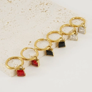 Boucles d'oreilles en acier titane doré avec pendentifs en zircon carrés de couleur