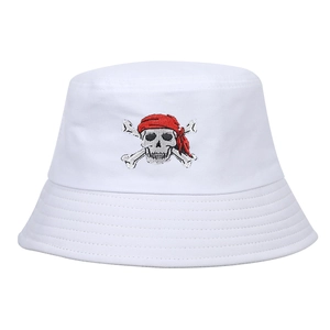Weißer Fischerhut aus Canvas mit gesticktem Piraten-Totenkopf und verstärkter Krempe