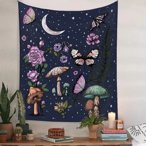 Detailansicht des böhmischen Wandteppichs mit Pilzen und Schmetterling an einer weißen Wand