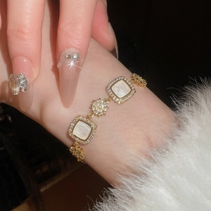 Gros plan sur un bracelet plaqué or 18 carats avec pierres carrées et zircons brillants