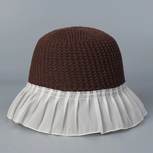 Nahaufnahme der braunen Stricktextur und weißen Rüschenkrempe am Lolita-Sonnenhut