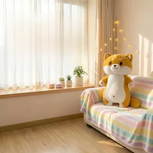 Détail d'une peluche Shiba Inu mignonne sur un canapé dans un intérieur chaleureux