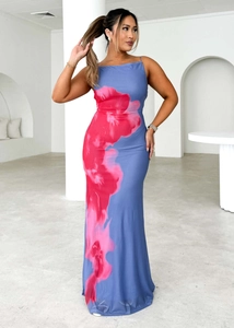 Détail d'une robe longue bleue avec imprimés floraux roses et coupe ajustée