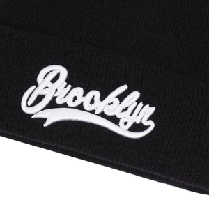 Bonnet en tricot noir avec broderie Brooklyn blanche et texture douce épaisse
