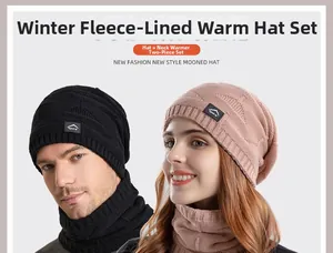 Détail de l'ensemble bonnet et tour de cou en tricot avec doublure polaire douce