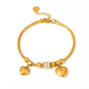 Goldenes Schlangenarmband mit funkelnden Herzanhängern und Akzenten aus Strass