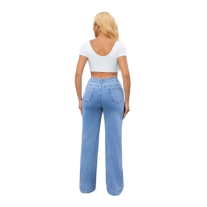 Jean femme taille haute bleu clair à coupe large et droite avec vue de dos élégante