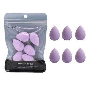 Detalle de doce mini esponjas de maquillaje púrpura suave con bolsa de venta